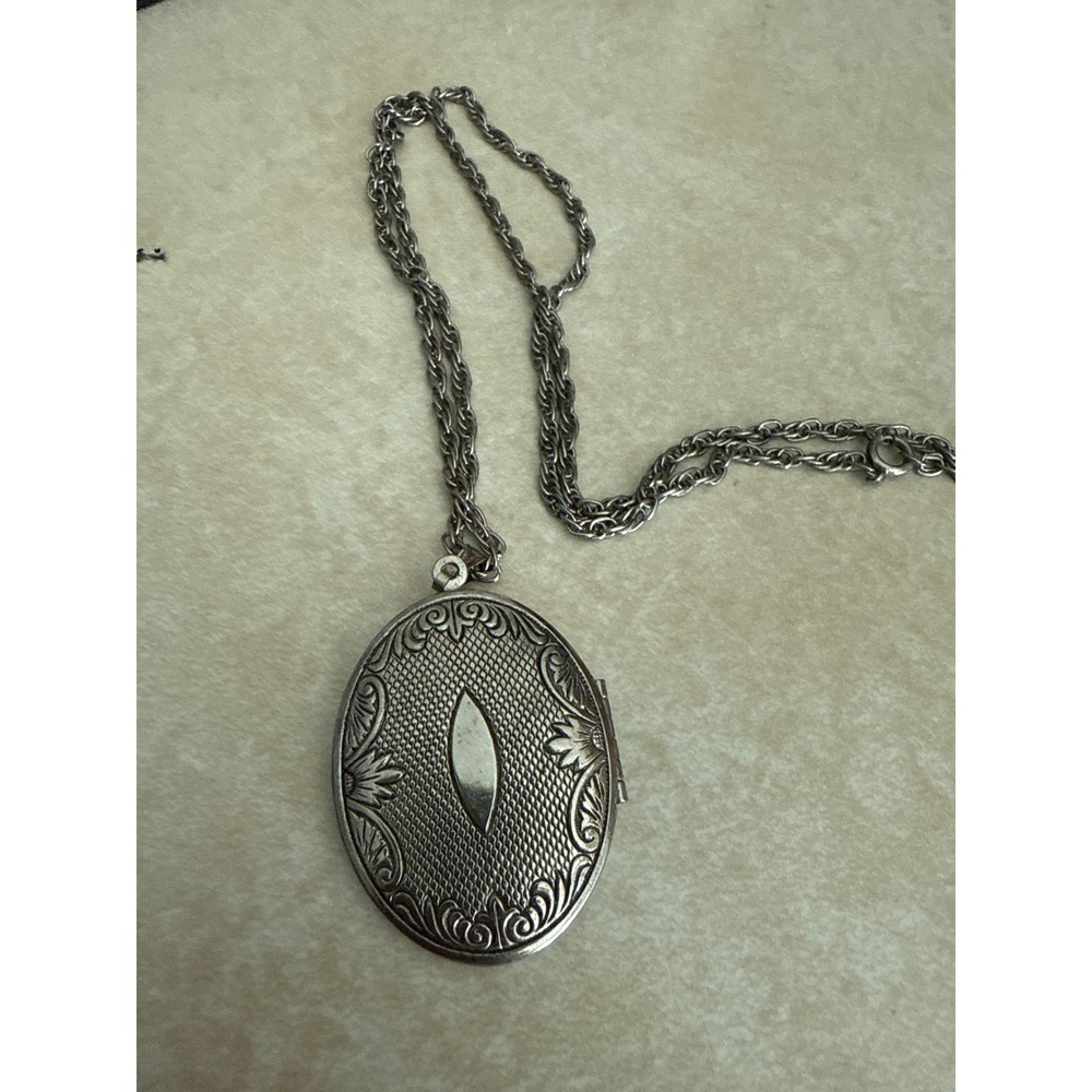 Vintage Silver Tone Oval Floral Etched Locket Necklace Rope Chain